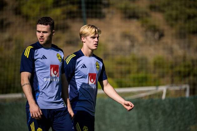 251112 Gabriel Gudmundsson and Lucas Bergvall of the Swedish national football team during a training session on November 12, 2025 in Marbella. Photo: Joel Marklund BILDBYRAN kod JM JM0747 bbeng fotboll football soccer fotball vm-kval FIFA World Cup, WM, Weltmeisterschaft, Fussball qualifier träning practice training sverige sweden sverige a Copyright: JOELxMARKLUND BB251112JM004