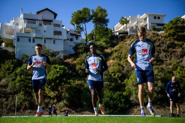 251112 Emil Holm, Alexander Isak and Alexander Bernhardsson of the Swedish national football team during a training session on November 12, 2025 in Marbella. Photo: Joel Marklund BILDBYRAN kod JM JM0747 bbeng fotboll football soccer fotball vm-kval FIFA World Cup, WM, Weltmeisterschaft, Fussball qualifier träning practice training sverige sweden sverige a Copyright: JOELxMARKLUND BB251112JM005