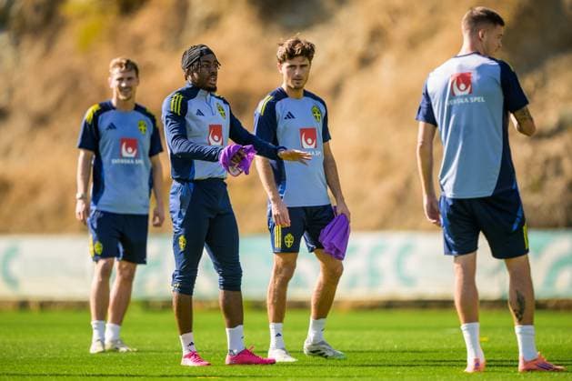 251112 Anthony Elanga and Besfort Zeneli of the Swedish national football team during a training session on November 12, 2025 in Marbella. Photo: Joel Marklund BILDBYRAN kod JM JM0747 bbeng fotboll football soccer fotball vm-kval FIFA World Cup, WM, Weltmeisterschaft, Fussball qualifier träning practice training sverige sweden sverige a Copyright: JOELxMARKLUND BB251112JM011