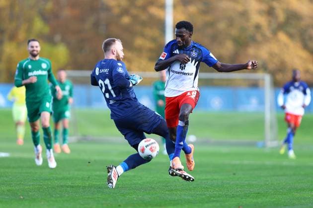 18 Bakery Jatta (Hamburger SV), 21 Hidde Jurjus (FC Groningen) Fußball I Herren I Freundschaftsspiel I Saison 2025-2026 I Hamburger SV - FC Groningen I 12.11.2025 I Trainingsplatz Volksparkstadion