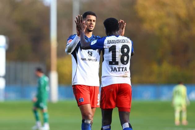 18 Bakery Jatta (Hamburger SV) bejubelt zusammen mit 9 Robert Glatzel seinen Treffer zum 3:0. Fußball I Herren I Freundschaftsspiel I Saison 2025-2026 I Hamburger SV - FC Groningen I 12.11.2025 I Trainingsplatz Volksparkstadion