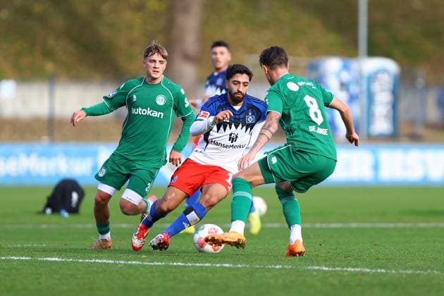 10 Immanuel Pherai (Hamburger SV), 8 Tika de Jonge (FC Groningen) Fußball I Herren I Freundschaftsspiel I Saison 2025-2026 I Hamburger SV - FC Groningen I 12.11.2025 I Trainingsplatz Volksparkstadion