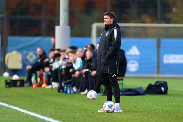 Merlin Polzin (Trainer, Hamburger SV) Fußball I Herren I Freundschaftsspiel I Saison 2025-2026 I Hamburger SV - FC Groningen I 12.11.2025 I Trainingsplatz Volksparkstadion