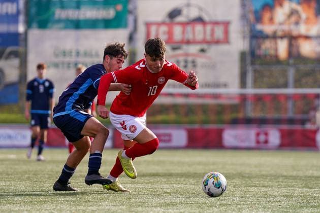 Baden, Switzerland, November 12th 2025: Filipo Valentini (17 San Marino) and Olti Hyseni (10 Denmark) battle for the ball (duel) during the UEFA European Qualifiers U19 football match between Denmark and San Marino at ESP Baden in Baden, Switzerland: (Daniela Porcelli SPP) Copyright: xDanielaxPorcellix xSPPx spp-en-DaPoSp-20251112-DP108614-2