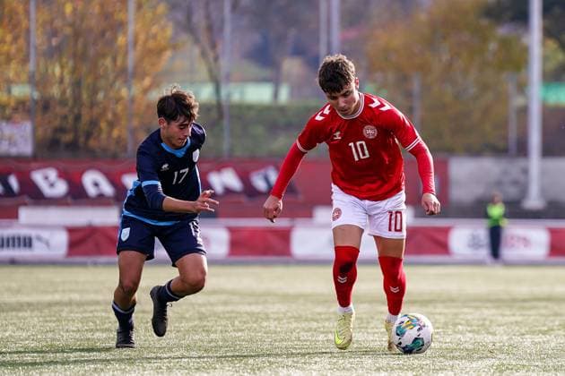 Baden, Switzerland, November 12th 2025: Filipo Valentini (17 San Marino) and Olti Hyseni (10 Denmark) battle for the ball (duel) during the UEFA European Qualifiers U19 football match between Denmark and San Marino at ESP Baden in Baden, Switzerland: (Daniela Porcelli SPP) Copyright: xDanielaxPorcellix xSPPx spp-en-DaPoSp-20251112-DP108623
