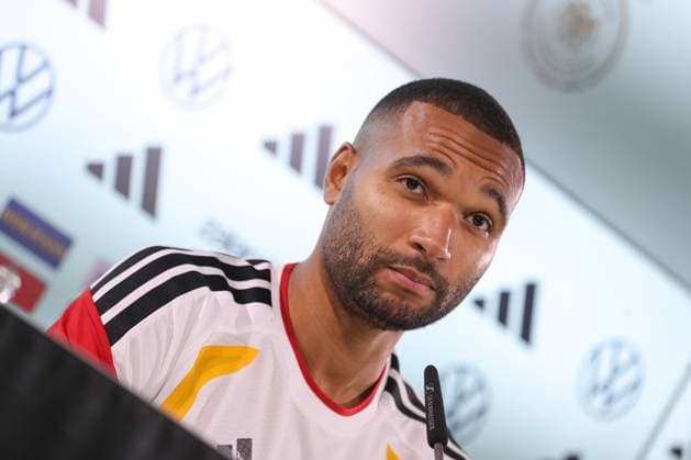 12.11.2025, xtgx, Fussball Nationalmannschaft, Pressekonferenz emspor, v.l. Jonathan Tah (Deutschland) Portrait, Portraet, Einzelbild (DFL DFB REGULATIONS PROHIBIT ANY USE OF PHOTOGRAPHS as IMAGE SEQUENCES and or QUASI-VIDEO) Wolfsburg
