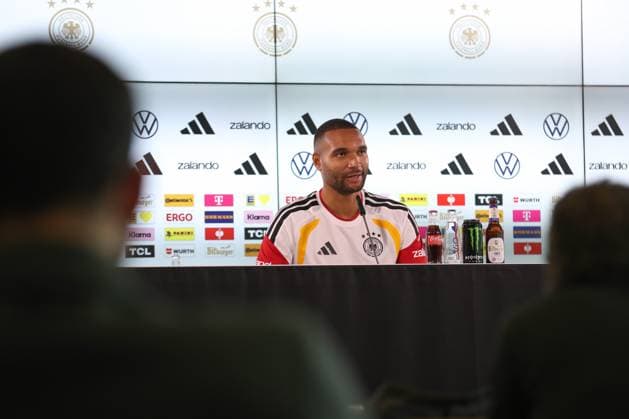 12.11.2025, xtgx, Fussball Nationalmannschaft, Pressekonferenz emspor, v.l. Jonathan Tah (Deutschland) Portrait, Portraet, Einzelbild (DFL DFB REGULATIONS PROHIBIT ANY USE OF PHOTOGRAPHS as IMAGE SEQUENCES and or QUASI-VIDEO) Wolfsburg