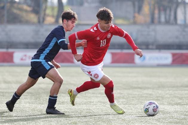 U19 Daenemark - San Marino Luca Pasolini gegen Olti Hyseni 12.11.2025 Stadion Esp Baden AG, SCHWEIZ, Saison 2025 2026 Herren Fussball UEFA U19 EM Qualifikation Daenemark - San Marino Luca Pasolini (li,San Marino) gegen Olti Hyseni (Daenemark)