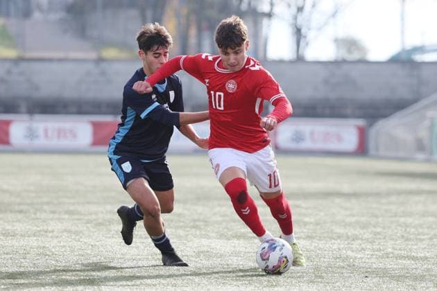 U19 Daenemark - San Marino Luca Pasolini gegen Olti Hyseni 12.11.2025 Stadion Esp Baden AG, SCHWEIZ, Saison 2025 2026 Herren Fussball UEFA U19 EM Qualifikation Daenemark - San Marino Luca Pasolini (li,San Marino) gegen Olti Hyseni (Daenemark)
