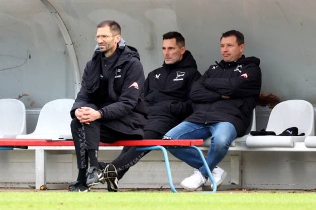 DEU, DFL, 2. FBL Hertha BSC, Trainingspiel , 12.11.2025, Sportforum, Berlin, DEU, DFL, 2. FBL Hertha BSC, Trainingspiel , im Bild Hertha-Trainerbank, Cheftrainer Stefan Leitl (Hertha BSC Berlin), Co-Trainer Andre Mijatovic (Hertha BSC Berlin), Benjamin Weber (Sportdirektor, Hertha BSC Berlin) DFL - regulations prohibit any use of Photographs as image sequences and or quasi-video