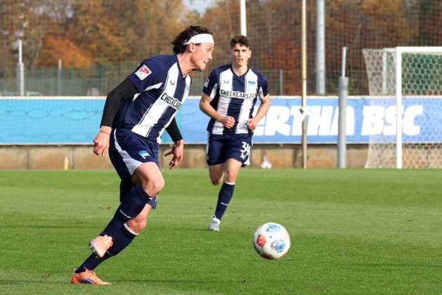DEU, DFL, 2. FBL Hertha BSC, Trainingspiel , 12.11.2025, Sportforum, Berlin, DEU, DFL, 2. FBL Hertha BSC, Trainingspiel , im Bild Fabian Reese (Hertha BSC Berlin 11), Janne Berner (Hertha BSC Berlin 34) DFL - regulations prohibit any use of Photographs as image sequences and or quasi-video