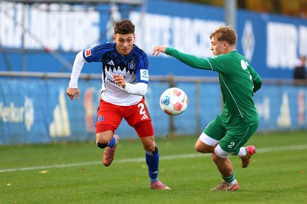 2 William Mikelbrencis (Hamburger SV), 2 Wouter Prins (FC Groningen) Fußball I Herren I Freundschaftsspiel I Saison 2025-2026 I Hamburger SV - FC Groningen I 12.11.2025 I Trainingsplatz Volksparkstadion