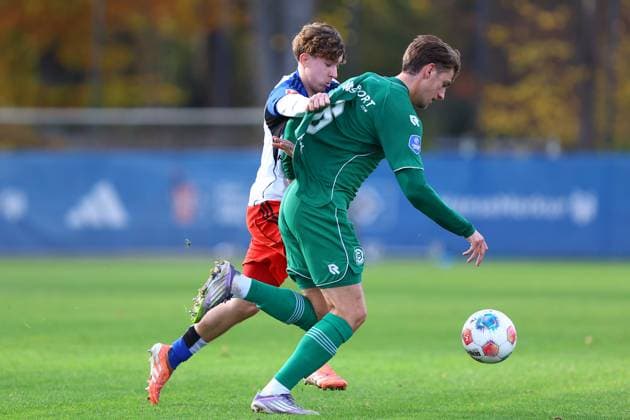 36 Davis Rath (Hamburger SV), 6 Stije Resink (FC Groningen) Fußball I Herren I Freundschaftsspiel I Saison 2025-2026 I Hamburger SV - FC Groningen I 12.11.2025 I Trainingsplatz Volksparkstadion