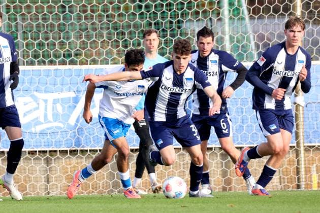 DEU, DFL, 2. FBL Hertha BSC, Trainingspiel , 12.11.2025, Sportforum, Berlin, DEU, DFL, 2. FBL Hertha BSC, Trainingspiel , im Bild Janne Berner (Hertha BSC Berlin 34), Diego Demme (Hertha BSC Berlin 6), Kennet Eichhorn (Hertha BSC Berlin 23), Agust’n Rogel (Hertha BSC Berlin 3), Tjark Ernst (Hertha BSC Berlin 1) DFL - regulations prohibit any use of Photographs as image sequences and or quasi-video