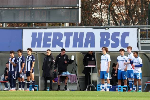 DEU, DFL, 2. FBL Hertha BSC, Trainingspiel , 12.11.2025, Sportforum, Berlin, DEU, DFL, 2. FBL Hertha BSC, Trainingspiel , im Bild Cheftrainer Stefan Leitl (Hertha BSC Berlin) DFL - regulations prohibit any use of Photographs as image sequences and or quasi-video