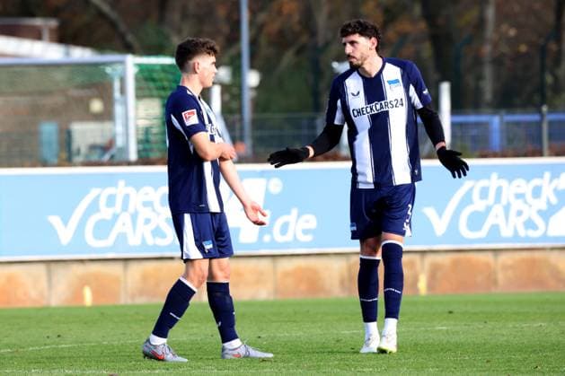 DEU, DFL, 2. FBL Hertha BSC, Trainingspiel , 12.11.2025, Sportforum, Berlin, DEU, DFL, 2. FBL Hertha BSC, Trainingspiel , im Bild Janne Berner (Hertha BSC Berlin 34), Agust’n Rogel (Hertha BSC Berlin 3) DFL - regulations prohibit any use of Photographs as image sequences and or quasi-video