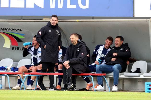 DEU, DFL, 2. FBL Hertha BSC, Trainingspiel , 12.11.2025, Sportforum, Berlin, DEU, DFL, 2. FBL Hertha BSC, Trainingspiel , im Bild Hertha-Trainerbank, Cheftrainer Stefan Leitl (Hertha BSC Berlin), Co-Trainer Andre Mijatovic (Hertha BSC Berlin), Michael Cuisance (Hertha BSC Berlin 10), Benjamin Weber (Sportdirektor, Hertha BSC Berlin) DFL - regulations prohibit any use of Photographs as image sequences and or quasi-video