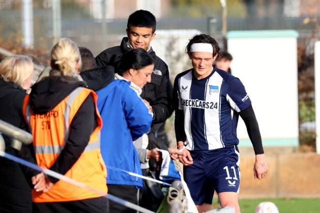 DEU, DFL, 2. FBL Hertha BSC, Trainingspiel , 12.11.2025, Sportforum, Berlin, DEU, DFL, 2. FBL Hertha BSC, Trainingspiel , im Bild Hertha-BSC Fans, Fabian Reese (Hertha BSC Berlin 11), DFL - regulations prohibit any use of Photographs as image sequences and or quasi-video
