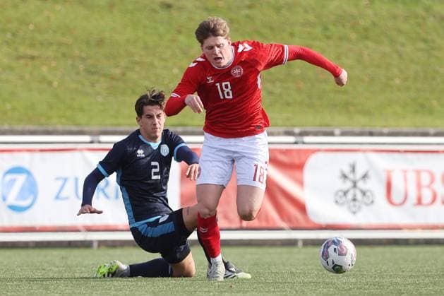 U19 Daenemark - San Marino Gabriele Montali gegen Sofus Johannesen 12.11.2025 Stadion Esp Baden AG, SCHWEIZ, Saison 2025 2026 Herren Fussball UEFA U19 EM Qualifikation Daenemark - San Marino Gabriele Montali (li,San Marino) gegen Sofus Johannesen (Daenemark)