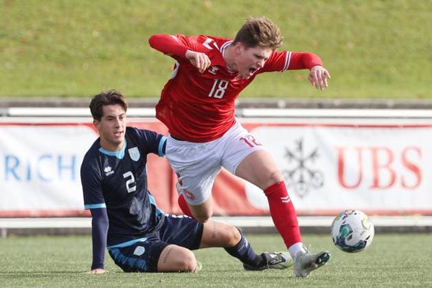 U19 Daenemark - San Marino Gabriele Montali gegen Sofus Johannesen 12.11.2025 Stadion Esp Baden AG, SCHWEIZ, Saison 2025 2026 Herren Fussball UEFA U19 EM Qualifikation Daenemark - San Marino Gabriele Montali (li,San Marino) gegen Sofus Johannesen (Daenemark)