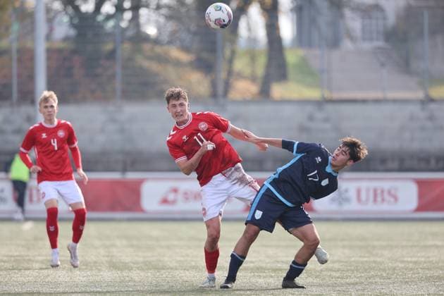 U19 Daenemark - San Marino William Christian Martin gegen Luca Pasolini 12.11.2025 Stadion Esp Baden AG, SCHWEIZ, Saison 2025 2026 Herren Fussball UEFA U19 EM Qualifikation Daenemark - San Marino William Christian Martin (li,Daenemark) gegen Luca Pasolini (San Marino)