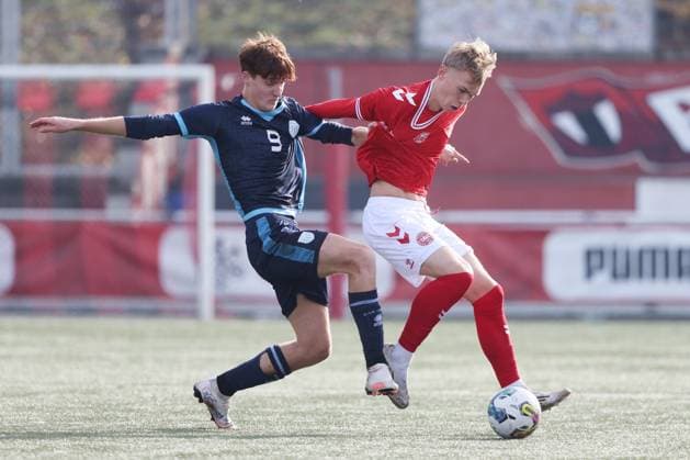U19 Daenemark - San Marino Giacomo Grandoni gegen Frej Elkjaer Andersen 12.11.2025 Stadion Esp Baden AG, SCHWEIZ, Saison 2025 2026 Herren Fussball UEFA U19 EM Qualifikation Daenemark - San Marino Giacomo Grandoni (vorn,San Marino) gegen Frej Elkjaer Andersen (Daenemark)