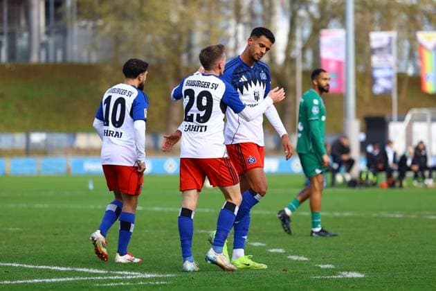 29 Emir Sahiti (Hamburger SV) bejubelt zusammen mit 9 Robert Glatzel seinen Treffer zum 1:0. Fußball I Herren I Freundschaftsspiel I Saison 2025-2026 I Hamburger SV - FC Groningen I 12.11.2025 I Trainingsplatz Volksparkstadion