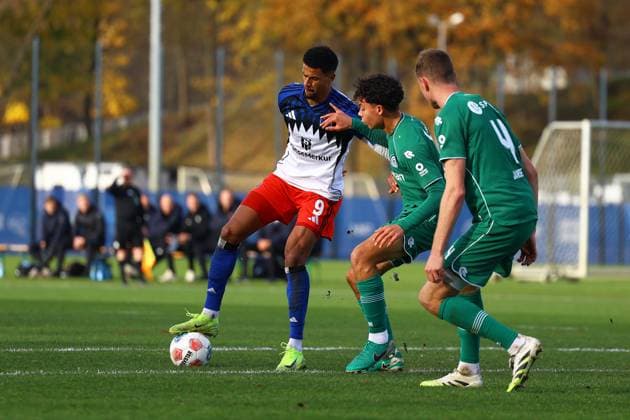 9 Robert Glatzel (Hamburger SV), 48 Robin Kelder (FC Groningen) Fußball I Herren I Freundschaftsspiel I Saison 2025-2026 I Hamburger SV - FC Groningen I 12.11.2025 I Trainingsplatz Volksparkstadion