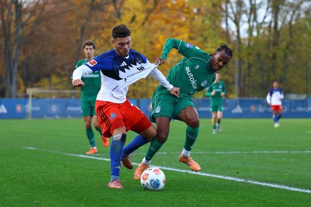 2 William Mikelbrencis (Hamburger SV), 16 Tyrique Mercera (FC Groningen) Fußball I Herren I Freundschaftsspiel I Saison 2025-2026 I Hamburger SV - FC Groningen I 12.11.2025 I Trainingsplatz Volksparkstadion