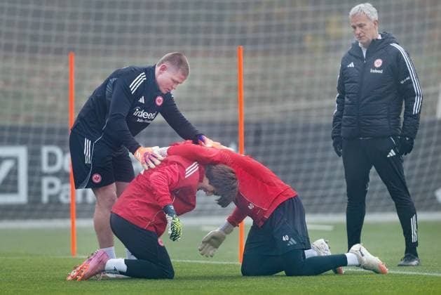 Training Eintracht Frankfurt Amil Siljevic und Torwart Kaua Santos bilden unter Anleitung von Rugbyspieler Anton Segner ein Gedränge. Rechts Co-Trainer Xaver Zembrod (Eintracht Frankfurt). Training von Eintracht Frankfurt am 12. November 2025 im Deutsche Bank Park in Frankfurt am Main., Frankfurt am Main Hessen Deutschland Deutsche Bank Park