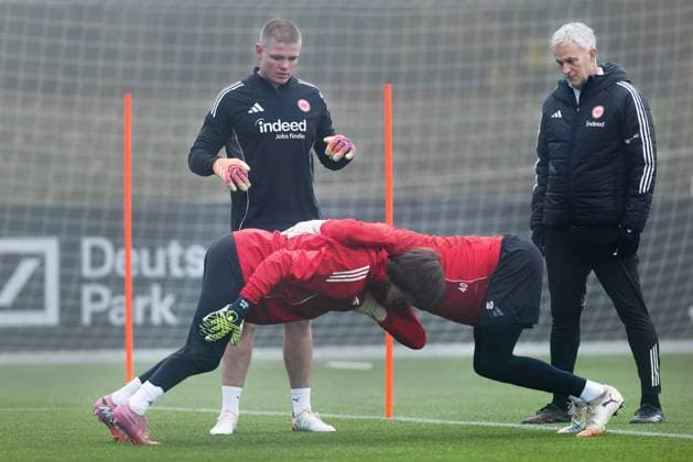 Training Eintracht Frankfurt Amil Siljevic und Torwart Kaua Santos bilden unter Anleitung von Rugbyspieler Anton Segner ein Gedränge. Rechts Co-Trainer Xaver Zembrod (Eintracht Frankfurt). Training von Eintracht Frankfurt am 12. November 2025 im Deutsche Bank Park in Frankfurt am Main., Frankfurt am Main Hessen Deutschland Deutsche Bank Park