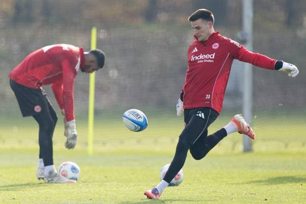 Training Eintracht Frankfurt Torwart Michael Zetterer (Eintracht Frankfurt, 23) und Torwart Kaua Santos (Eintracht Frankfurt, 40) übern unter Anleitung von Rugbyspieler Anton Segner den Kick mit einem Rugbyball. Training von Eintracht Frankfurt am 12. November 2025 im Deutsche Bank Park in Frankfurt am Main., Frankfurt am Main Hessen Deutschland Deutsche Bank Park