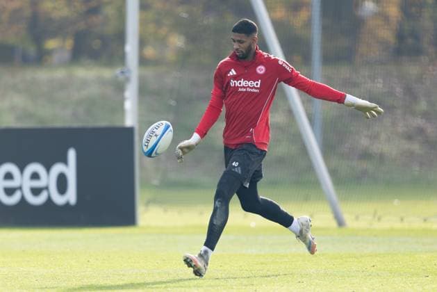 Training Eintracht Frankfurt Torwart Kaua Santos (Eintracht Frankfurt, 40) übt unter Anleitung von Rugbyspieler Anton Segner den Kick mit einem Rugbyball. Training von Eintracht Frankfurt am 12. November 2025 im Deutsche Bank Park in Frankfurt am Main., Frankfurt am Main Hessen Deutschland Deutsche Bank Park