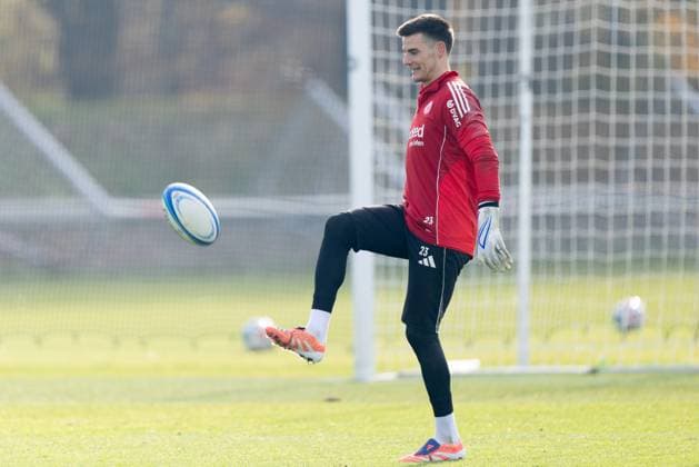 Training Eintracht Frankfurt Torwart Michael Zetterer (Eintracht Frankfurt, 23) übt unter Anleitung von Rugbyspieler Anton Segner den Kick mit einem Rugbyball. Training von Eintracht Frankfurt am 12. November 2025 im Deutsche Bank Park in Frankfurt am Main., Frankfurt am Main Hessen Deutschland Deutsche Bank Park