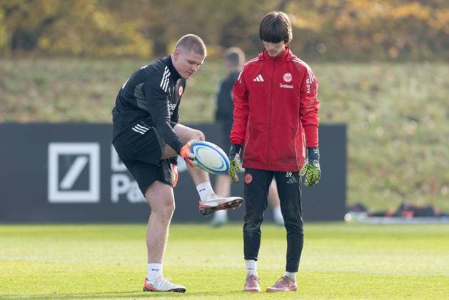 Training Eintracht Frankfurt Amil Siljevic bekommt von Rugbyspieler Anton Segner gezeigt, wie man einen Rugbyball kickt. Training von Eintracht Frankfurt am 12. November 2025 im Deutsche Bank Park in Frankfurt am Main., Frankfurt am Main Hessen Deutschland Deutsche Bank Park