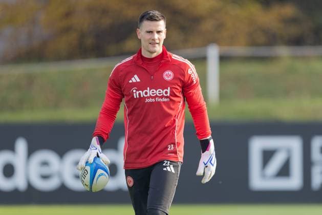 Training Eintracht Frankfurt Torwart Michael Zetterer (Eintracht Frankfurt, 23) mit einem Rugbyball. Training von Eintracht Frankfurt am 12. November 2025 im Deutsche Bank Park in Frankfurt am Main., Frankfurt am Main Hessen Deutschland Deutsche Bank Park