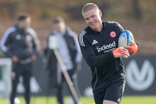 Training Eintracht Frankfurt Anton Segner, Rugbyspieler aus Frankfurt, der in Neuseeland lebt und spielt, nimmt am Torwarttraining teil. Training von Eintracht Frankfurt am 12. November 2025 im Deutsche Bank Park in Frankfurt am Main., Frankfurt am Main Hessen Deutschland Deutsche Bank Park