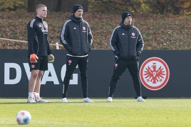 Training Eintracht Frankfurt Von links: Rugbyspieler Anton Segner, Trainer Dino Toppmöller Toppmoeller (Eintracht Frankfurt) und Co-Trainer Jan Fießer Fiesser (Eintracht Frankfurt). Training von Eintracht Frankfurt am 12. November 2025 im Deutsche Bank Park in Frankfurt am Main., Frankfurt am Main Hessen Deutschland Deutsche Bank Park
