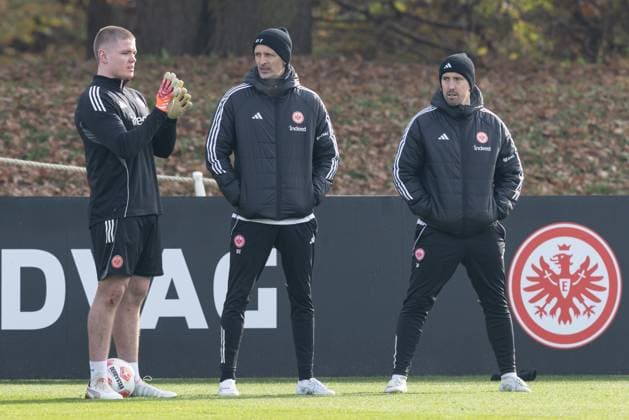 Training Eintracht Frankfurt Von links: Rugbyspieler Anton Segner, Trainer Dino Toppmöller Toppmoeller (Eintracht Frankfurt) und Co-Trainer Jan Fießer Fiesser (Eintracht Frankfurt). Training von Eintracht Frankfurt am 12. November 2025 im Deutsche Bank Park in Frankfurt am Main., Frankfurt am Main Hessen Deutschland Deutsche Bank Park
