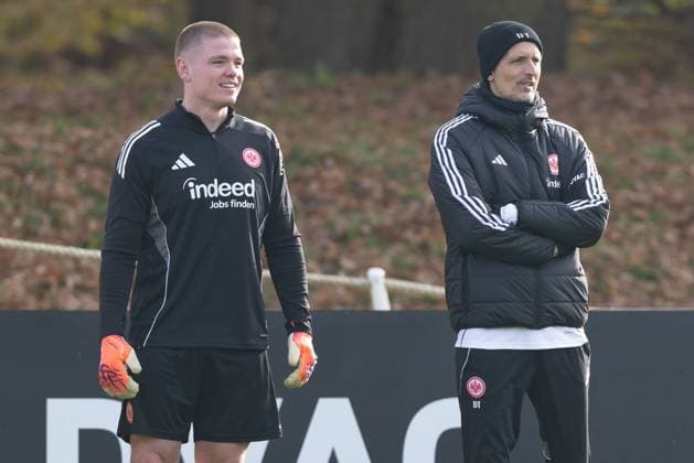 Training Eintracht Frankfurt Links Rugbyspieler Anton Segner, rechts Trainer Dino Toppmöller Toppmoeller (Eintracht Frankfurt). Training von Eintracht Frankfurt am 12. November 2025 im Deutsche Bank Park in Frankfurt am Main., Frankfurt am Main Hessen Deutschland Deutsche Bank Park