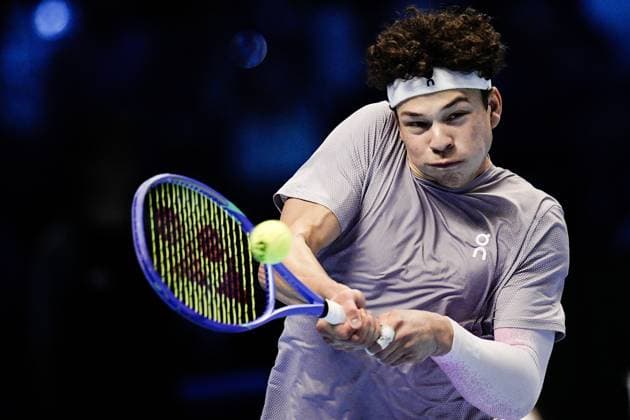 United States™ Ben Shelton returns the ball to Canada s Felix Auger Aliassime during the singles tennis match of the ATP, Tennis Herren World Tour Finals at the Inalpi Arena in Turin, Italy - Wednesday, Nov. 12, 2025. - .  Copyright: xMarcoxAlpozzi LaPressex