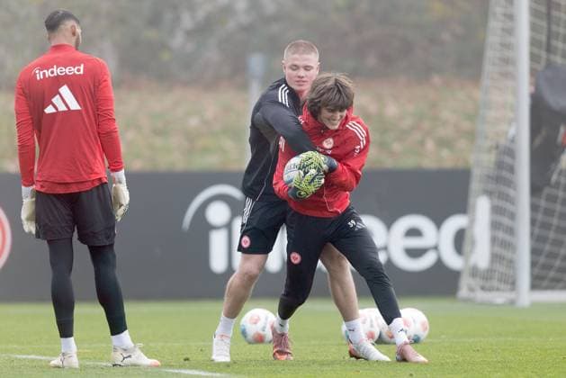 Training Eintracht Frankfurt Rugbyspieler Anton Segner zeigt den Frankfurter Torhütern einige Rugby-Trainingseinheiten. Hier versucht er Amil Siljevic den Rugbyball abzunehmen. Links beobachtet Torwart Kaua Santos (Eintracht Frankfurt, 40). Training von Eintracht Frankfurt am 12. November 2025 im Deutsche Bank Park in Frankfurt am Main., Frankfurt am Main Hessen Deutschland Deutsche Bank Park
