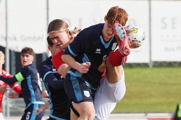 U19 Daenemark - San Marino Gustav Schjott gegen Giacomo Grandoni 12.11.2025 Stadion Esp Baden AG, SCHWEIZ, Saison 2025 2026 Herren Fussball UEFA U19 EM Qualifikation Daenemark - San Marino Gustav Schjott (li,Daenemark) gegen Giacomo Grandoni (San Marino)