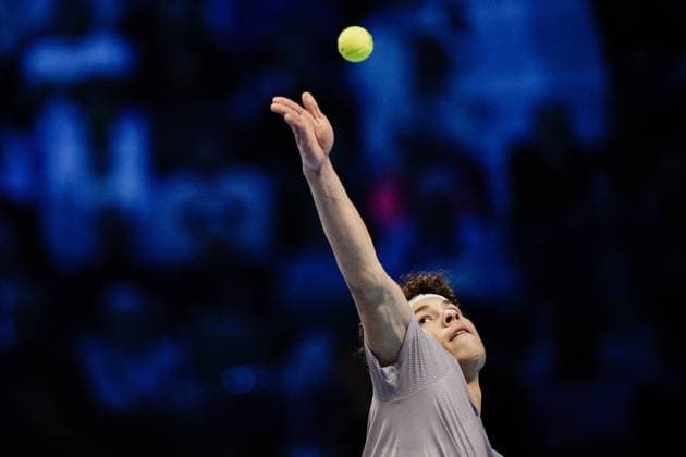 United States™ Ben Shelton serves against Canada s Felix Auger Aliassime during the singles tennis match of the ATP, Tennis Herren World Tour Finals at the Inalpi Arena in Turin, Italy - Wednesday, Nov. 12, 2025. - .  Copyright: xMarcoxAlpozzi LaPressex