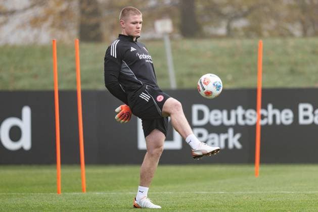 Training Eintracht Frankfurt Rugbyspieler Anton Segner nimmt am Torwarttraining teil. Training von Eintracht Frankfurt am 12. November 2025 im Deutsche Bank Park in Frankfurt am Main., Frankfurt am Main Hessen Deutschland Deutsche Bank Park