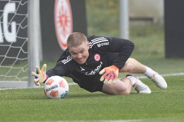 Training Eintracht Frankfurt Rugbyspieler Anton Segner nimmt am Torwarttraining teil. Training von Eintracht Frankfurt am 12. November 2025 im Deutsche Bank Park in Frankfurt am Main., Frankfurt am Main Hessen Deutschland Deutsche Bank Park