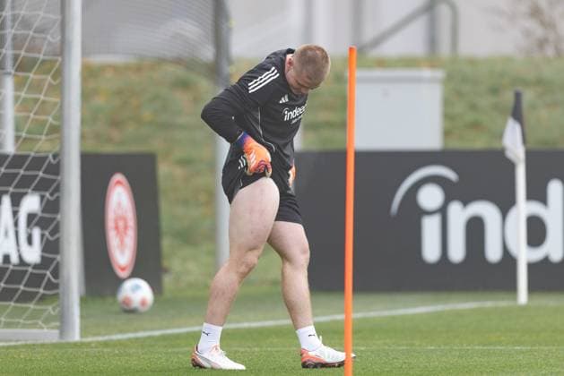 Training Eintracht Frankfurt Rugbyspieler Anton Segner nimmt am Torwarttraining teil und zieht sich einige Blessuren zu. Training von Eintracht Frankfurt am 12. November 2025 im Deutsche Bank Park in Frankfurt am Main., Frankfurt am Main Hessen Deutschland Deutsche Bank Park