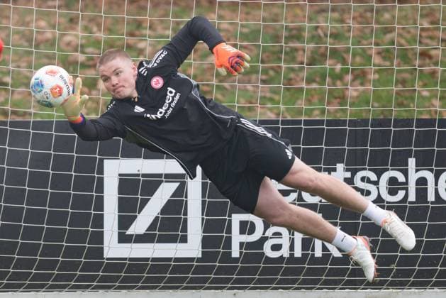 Training Eintracht Frankfurt Rugbyspieler Anton Segner nimmt am Torwarttraining teil. Training von Eintracht Frankfurt am 12. November 2025 im Deutsche Bank Park in Frankfurt am Main., Frankfurt am Main Hessen Deutschland Deutsche Bank Park *** Training Eintracht Frankfurt rugby player Anton Segner takes part in the goalkeeper training Training of Eintracht Frankfurt on November 12, 2025 at Deutsche Bank Park in Frankfurt am Main , Frankfurt am Main Hessen Germany Deutsche Bank Park