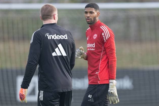 Training Eintracht Frankfurt Torwart Kaua Santos (Eintracht Frankfurt, 40) im Gespräch mit Rugbyspieler Anton Segner. Training von Eintracht Frankfurt am 12. November 2025 im Deutsche Bank Park in Frankfurt am Main., Frankfurt am Main Hessen Deutschland Deutsche Bank Park