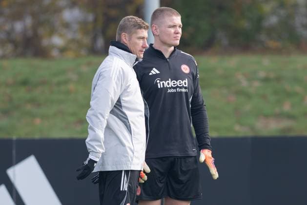 Training Eintracht Frankfurt Rugbyspieler Anton Segner nimmt am Torwarttraining teil. Links Torwarttrainer Jan Zimmermann (Eintracht Frankfurt). Training von Eintracht Frankfurt am 12. November 2025 im Deutsche Bank Park in Frankfurt am Main., Frankfurt am Main Hessen Deutschland Deutsche Bank Park